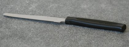 COLTELLO TAVOLA 11cm. SEGHETTATO NERO